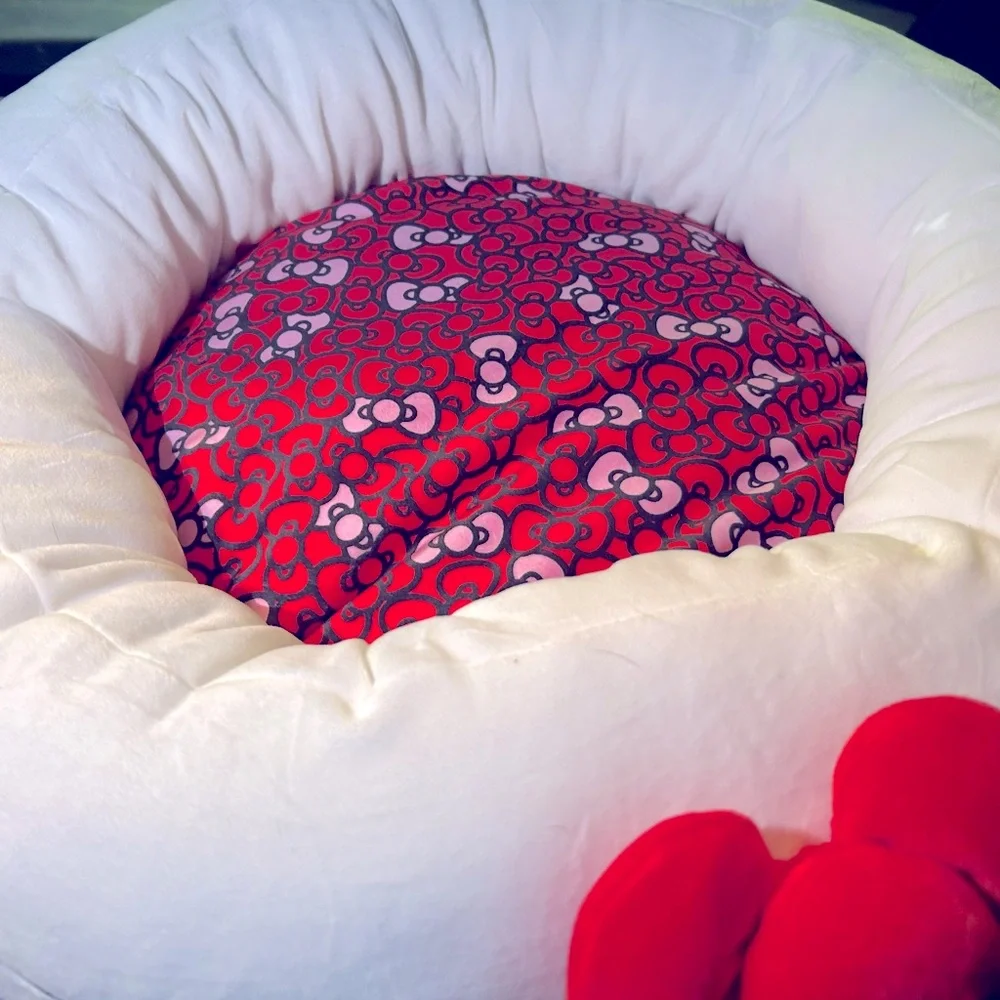 NWT SANRIO HELLO KITTY PET BED
